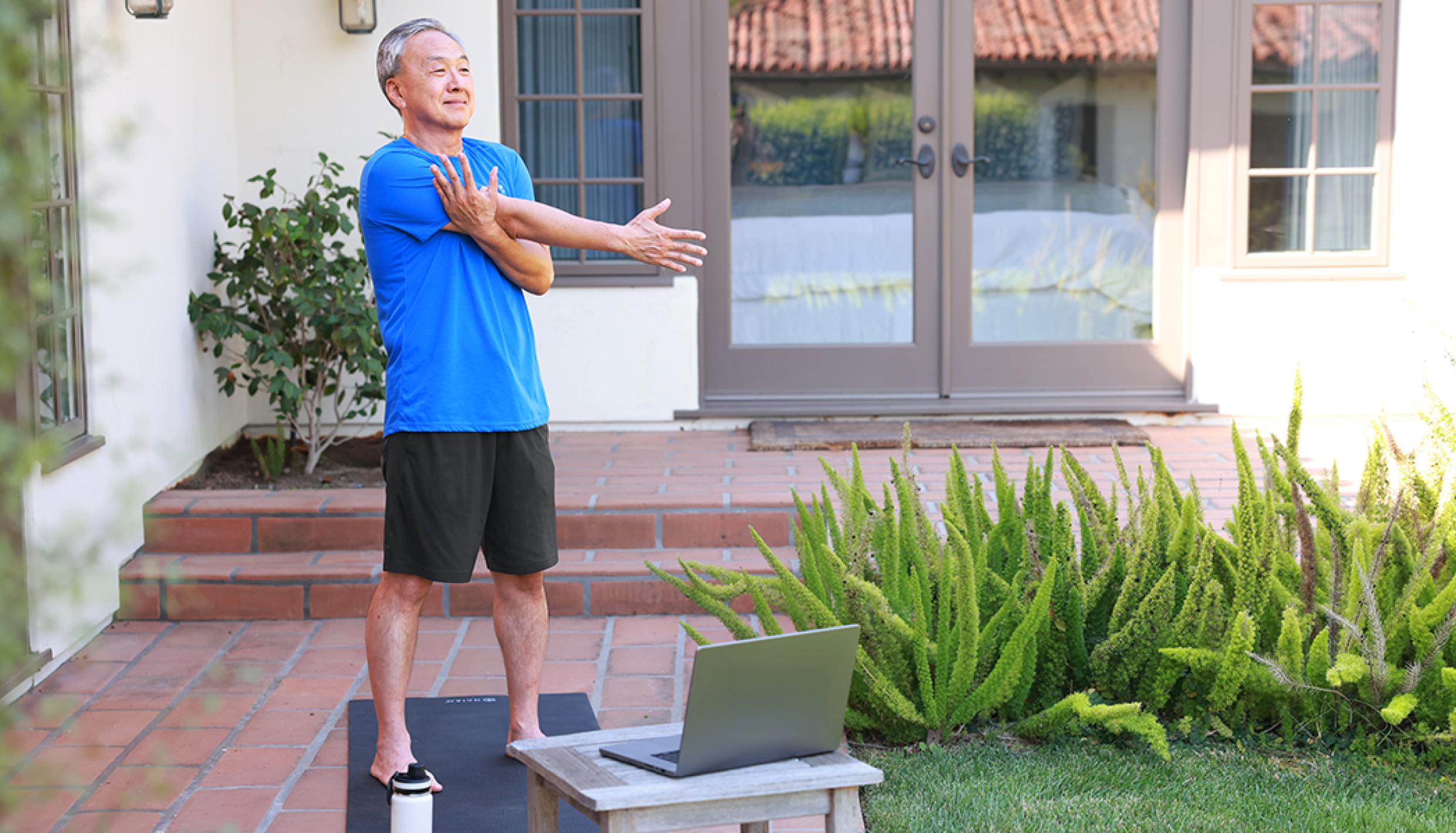 man doing virtual physical therapy