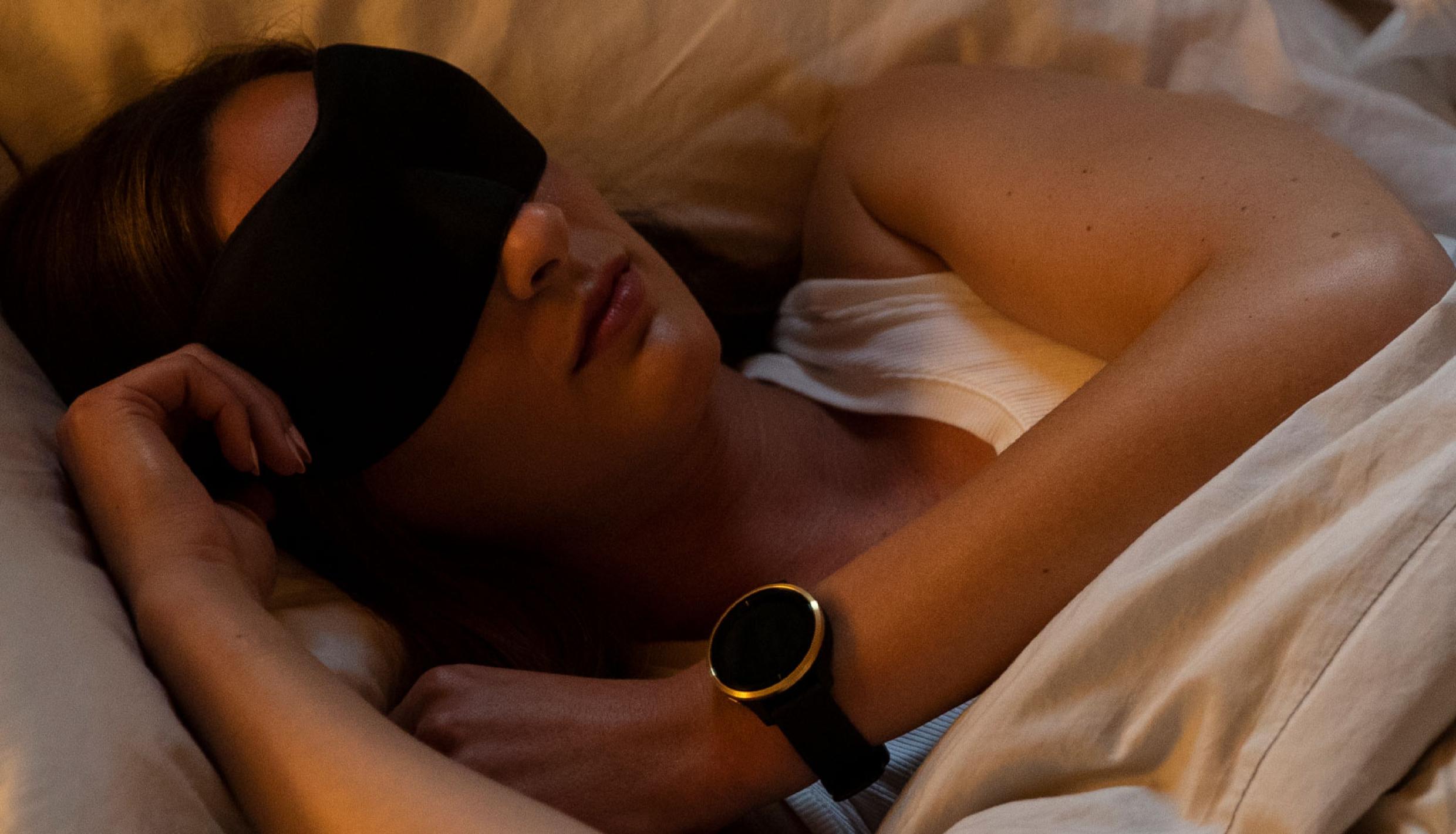 Mujer durmiendo mientras usa reloj inteligente