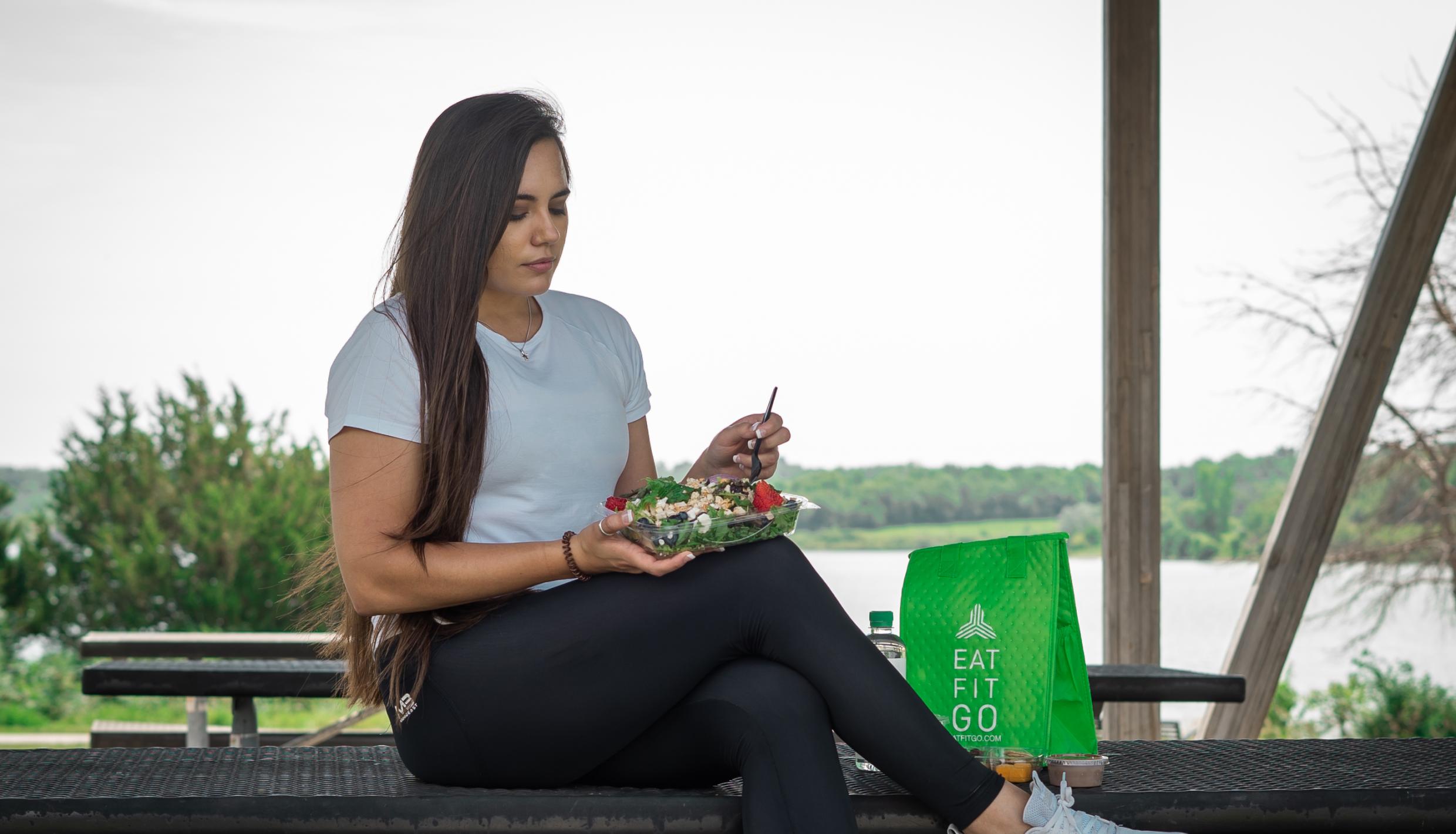 mujer comiendo una ensalada