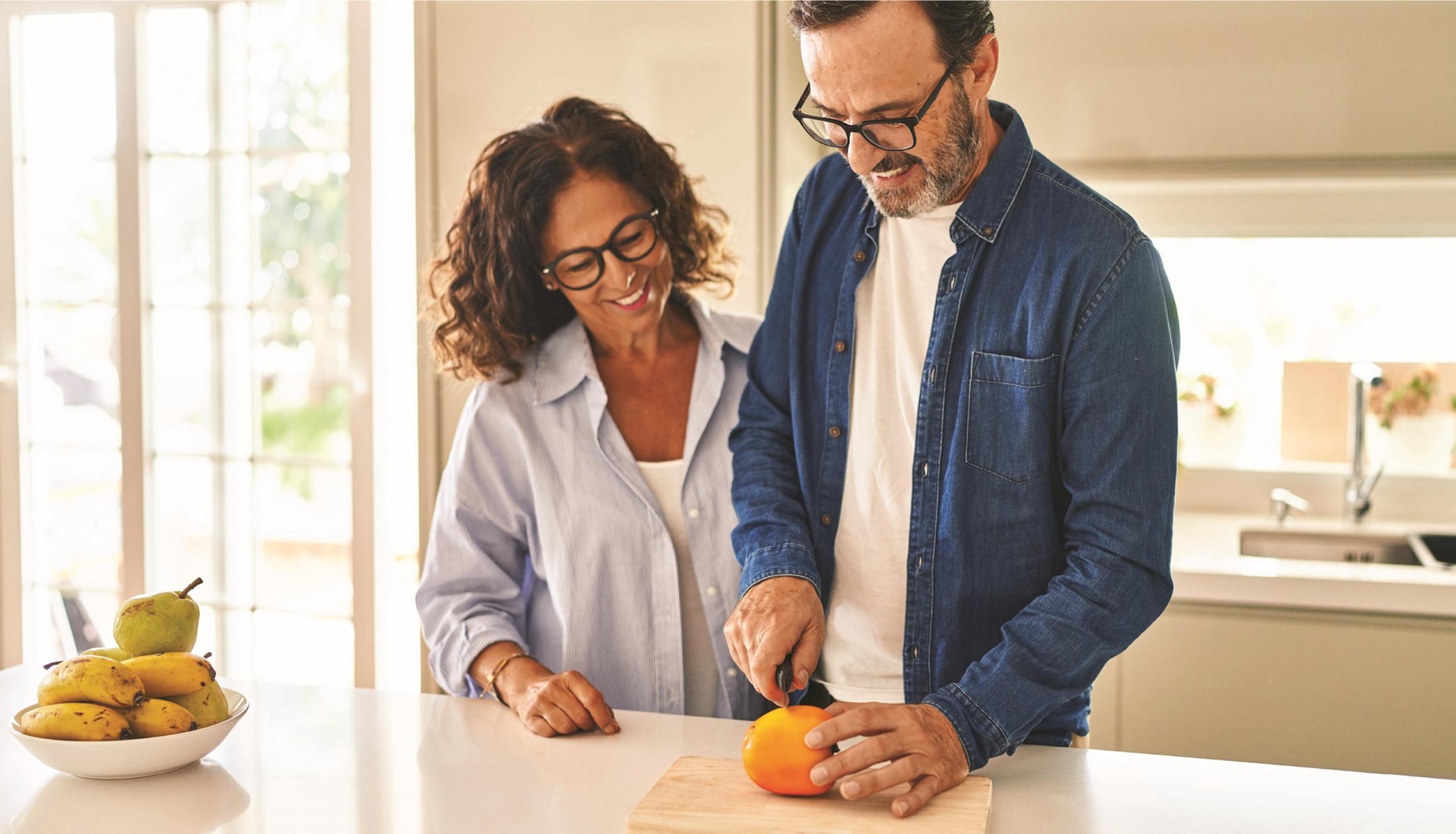 Hombre y mujer en la cocina