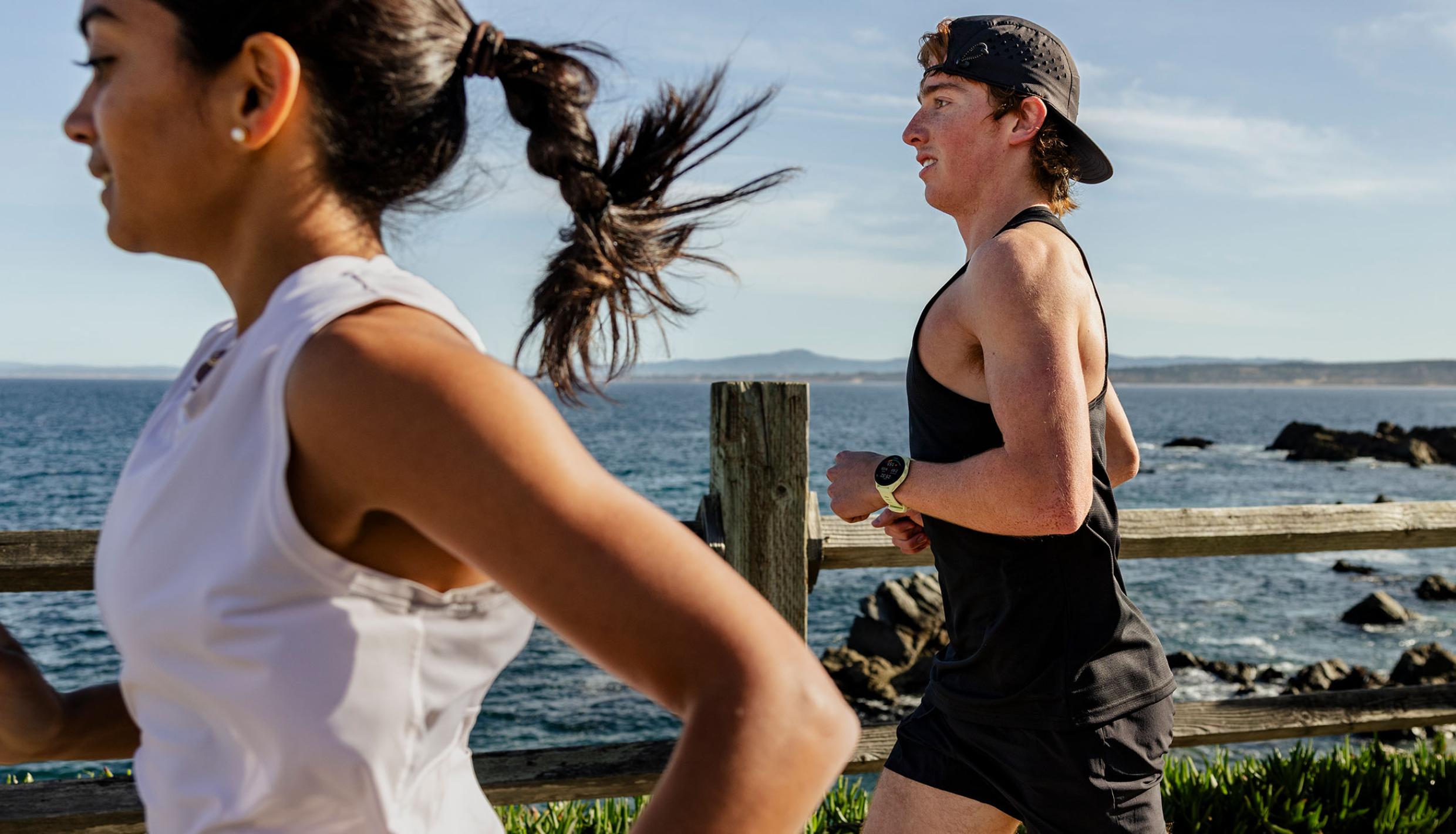 Hombre y mujer corriendo
