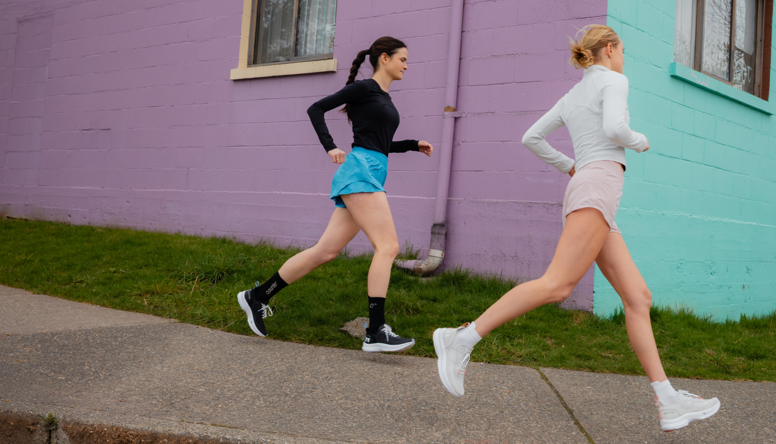 Dos mujeres corriendo