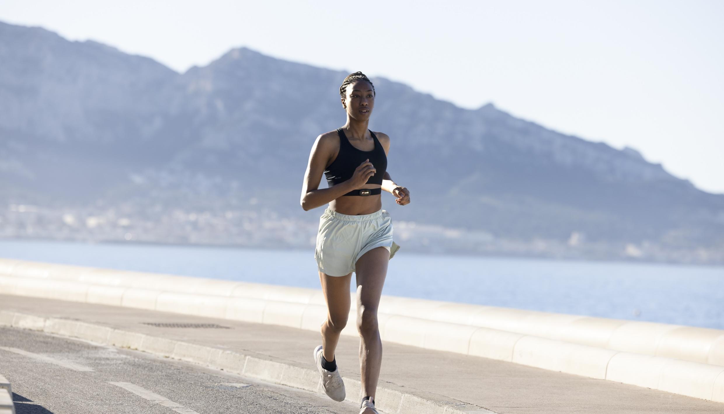 Mujer corriendo en la playa