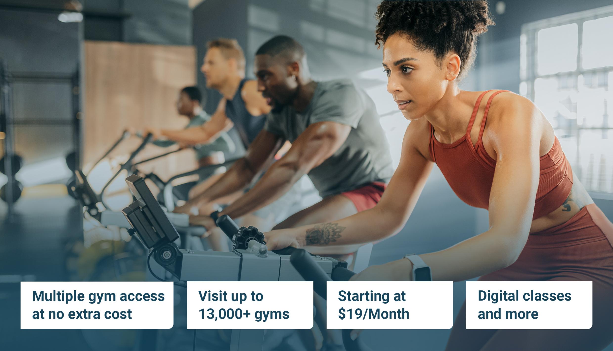 Personas en el gimnasio en bicicletas de spinning