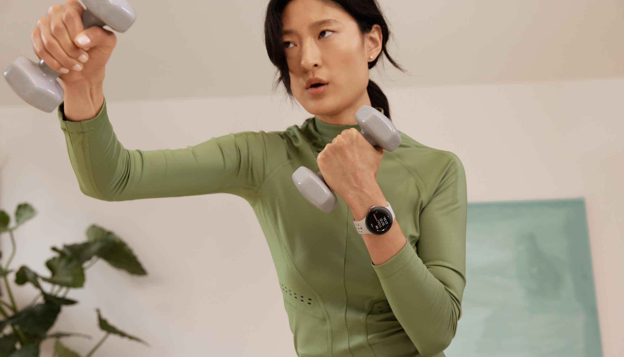 woman working out with two dumbbells