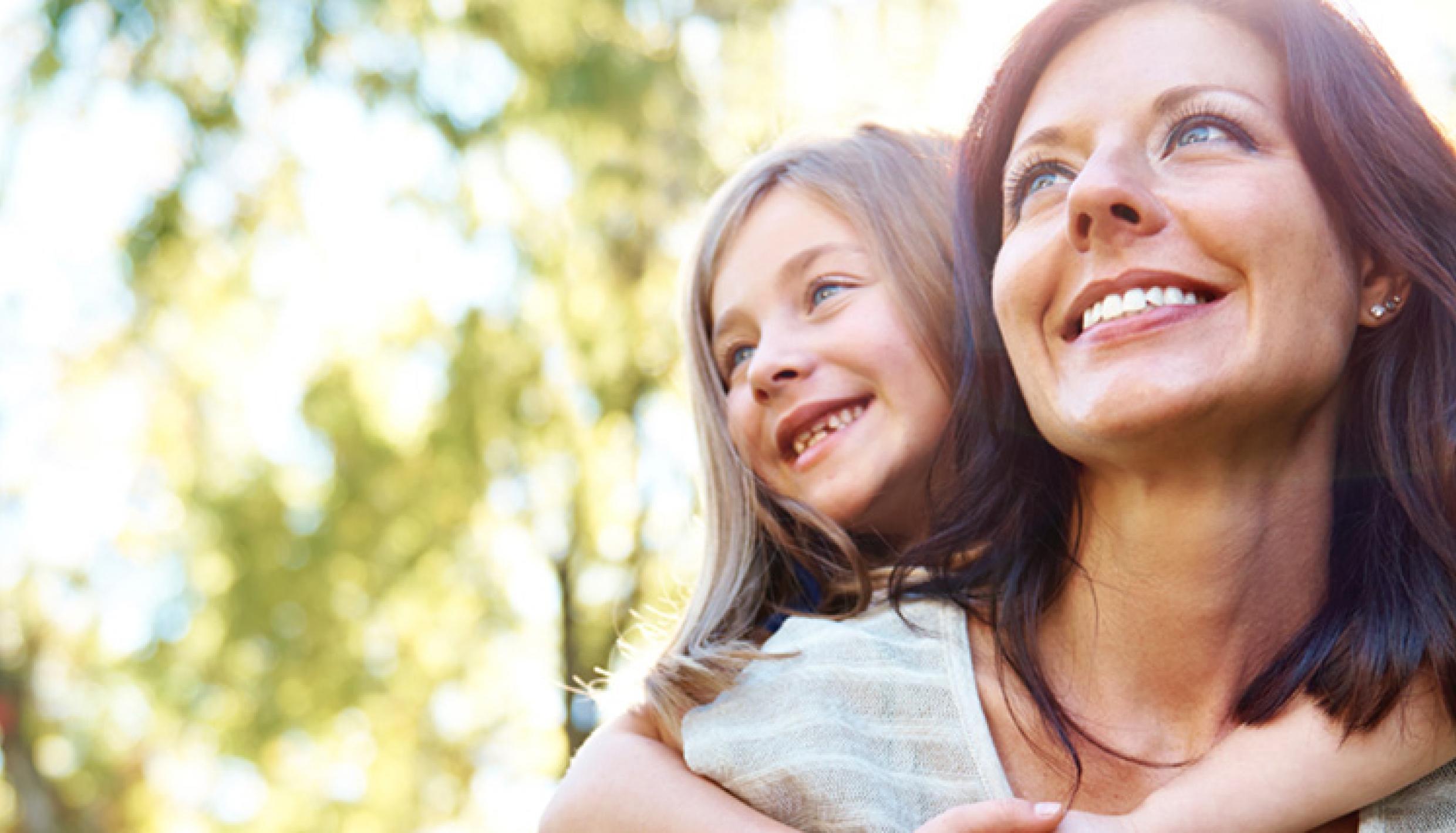 Una madre y su hija sonriendo