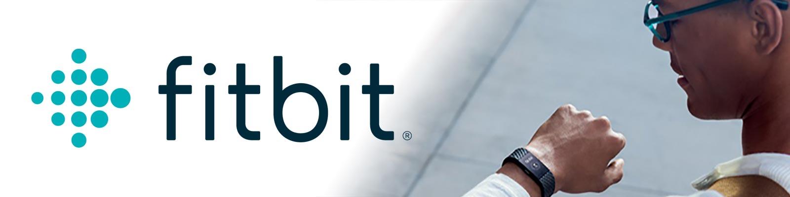 Logotipo de Fitbit sobre una imagen de un hombre mirando su rastreador de ejercicios