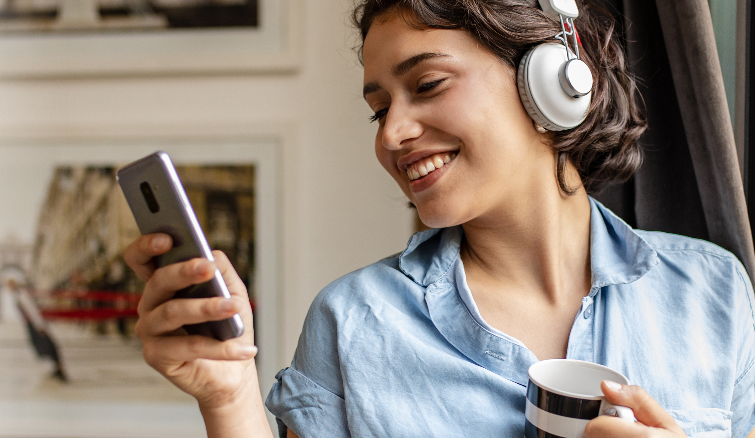 mujer escuchando musica