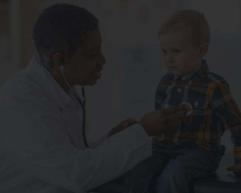Doctor con un niño