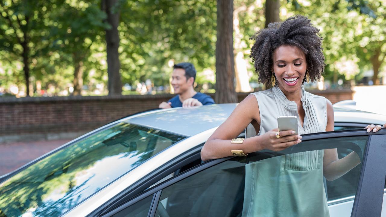 Hombre y mujer, con coche