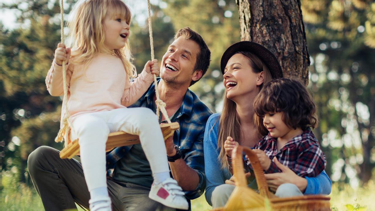 Familia jugando afuera