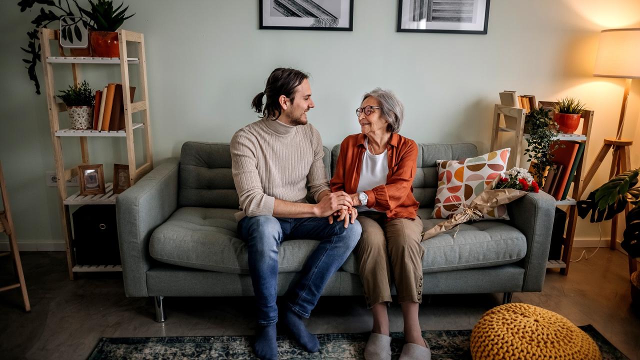 Hombre y madre en el sofá