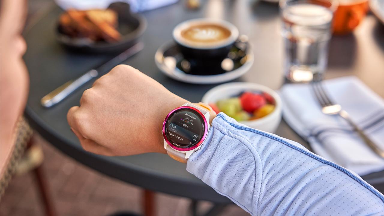 Persona mirando su reloj