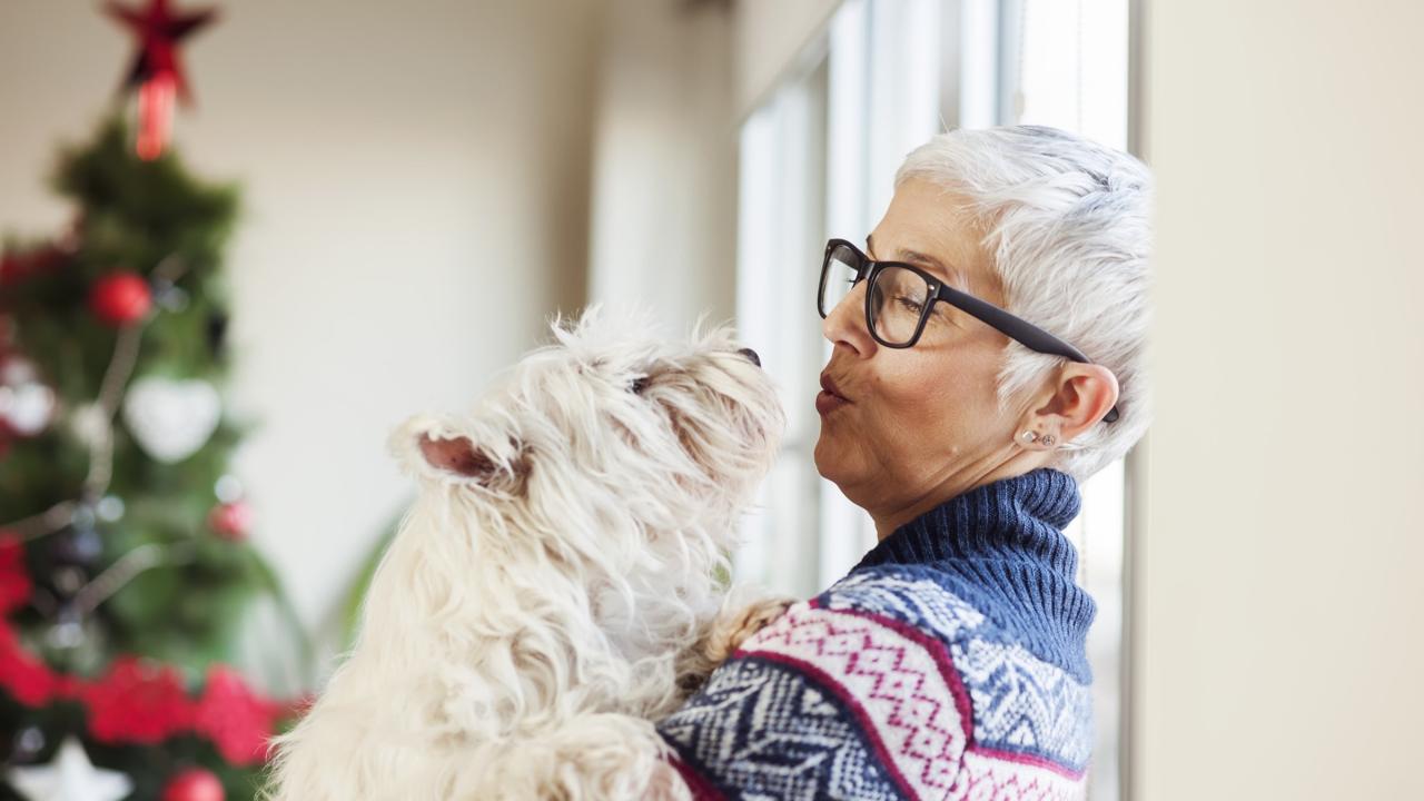 Mujer besando a un perro