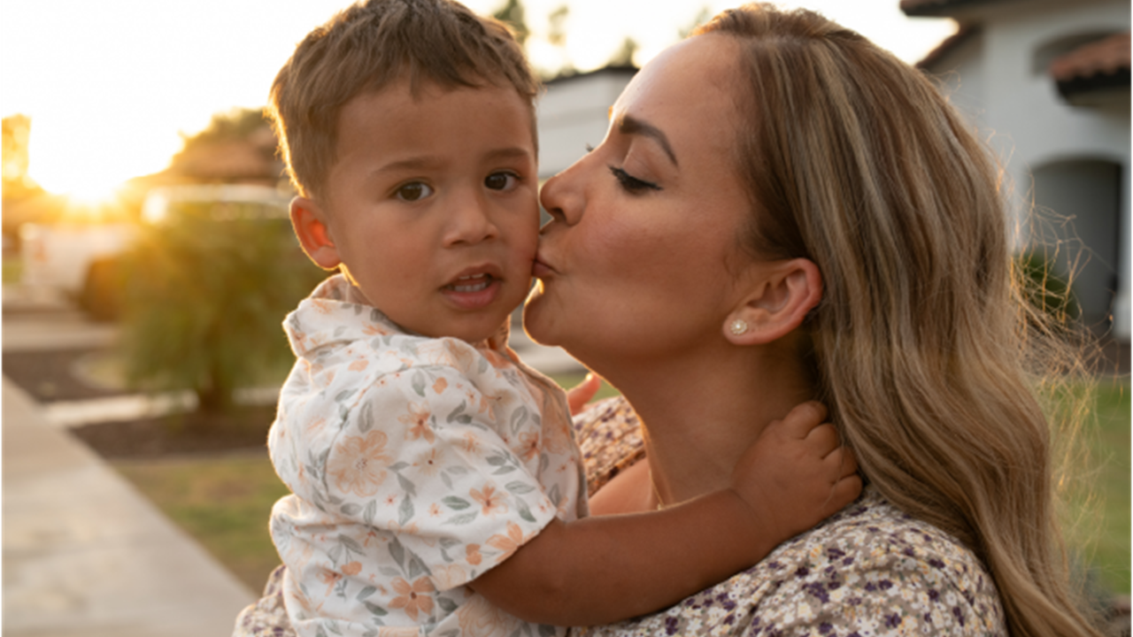 Mamá besando a su hijo