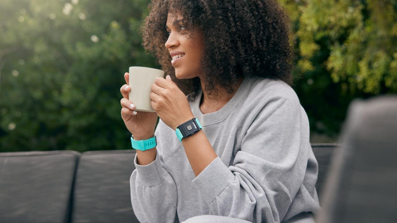 woman drinking coffee