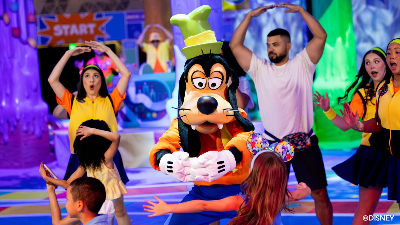Goofy and people dancing
