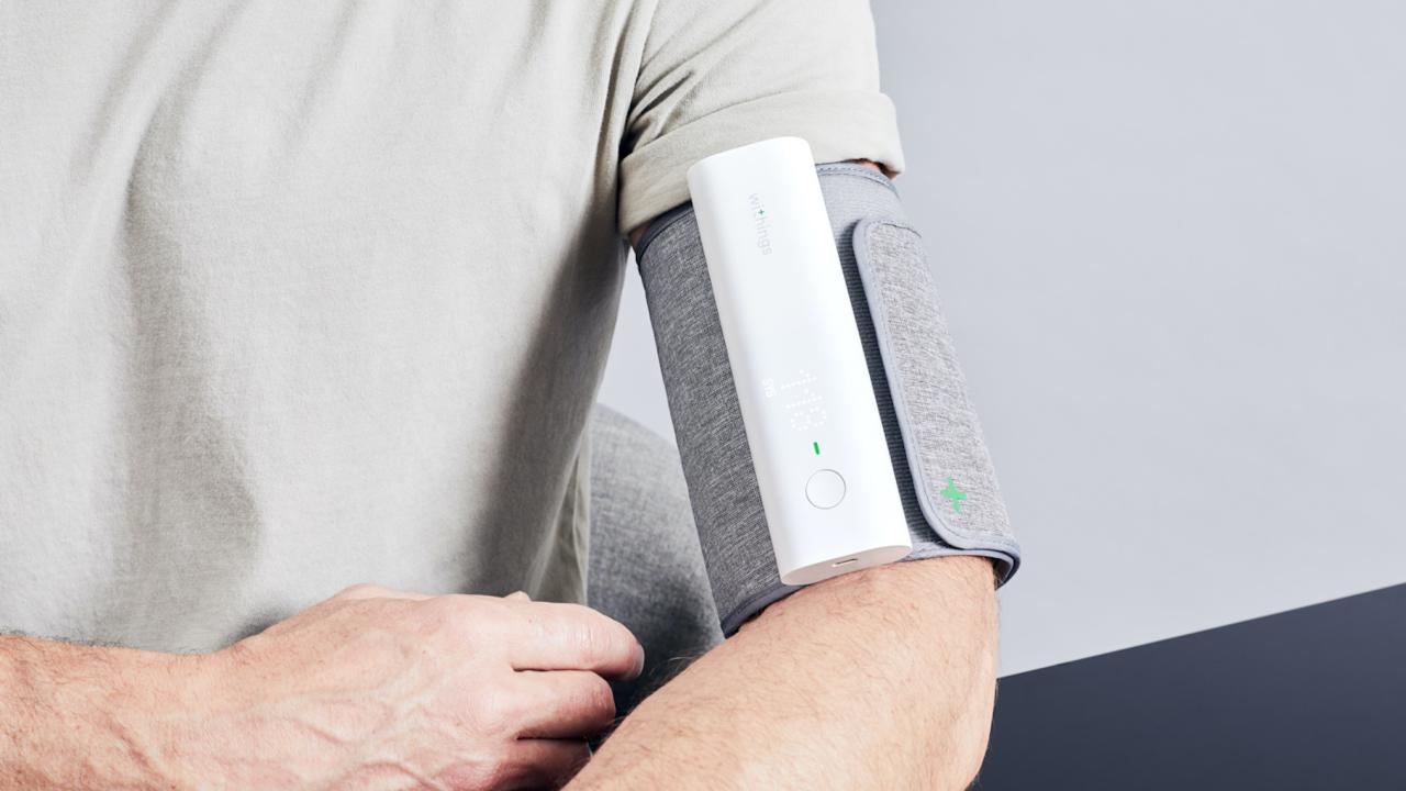  Hombre vestido con manguito de presión arterial