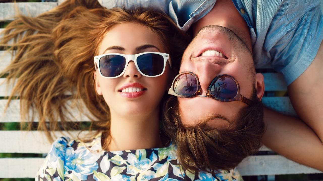 Hombre y mujer que se establecen con gafas de sol