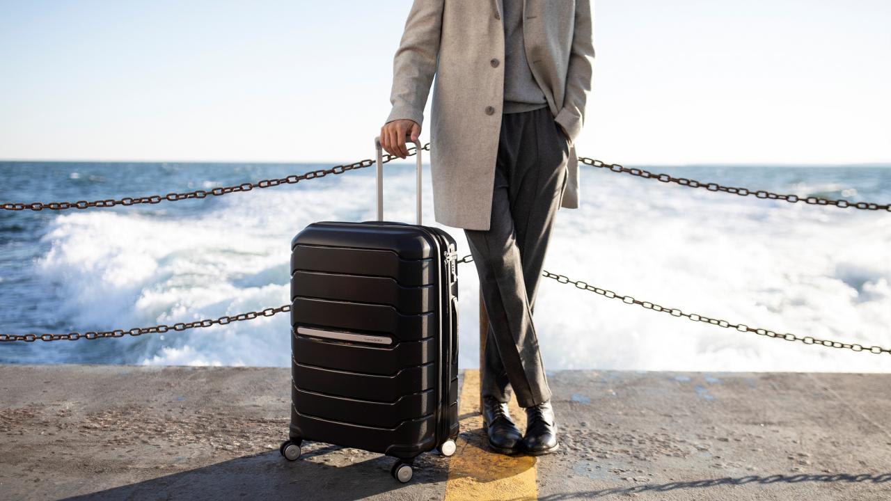 photo of samsonite luggage