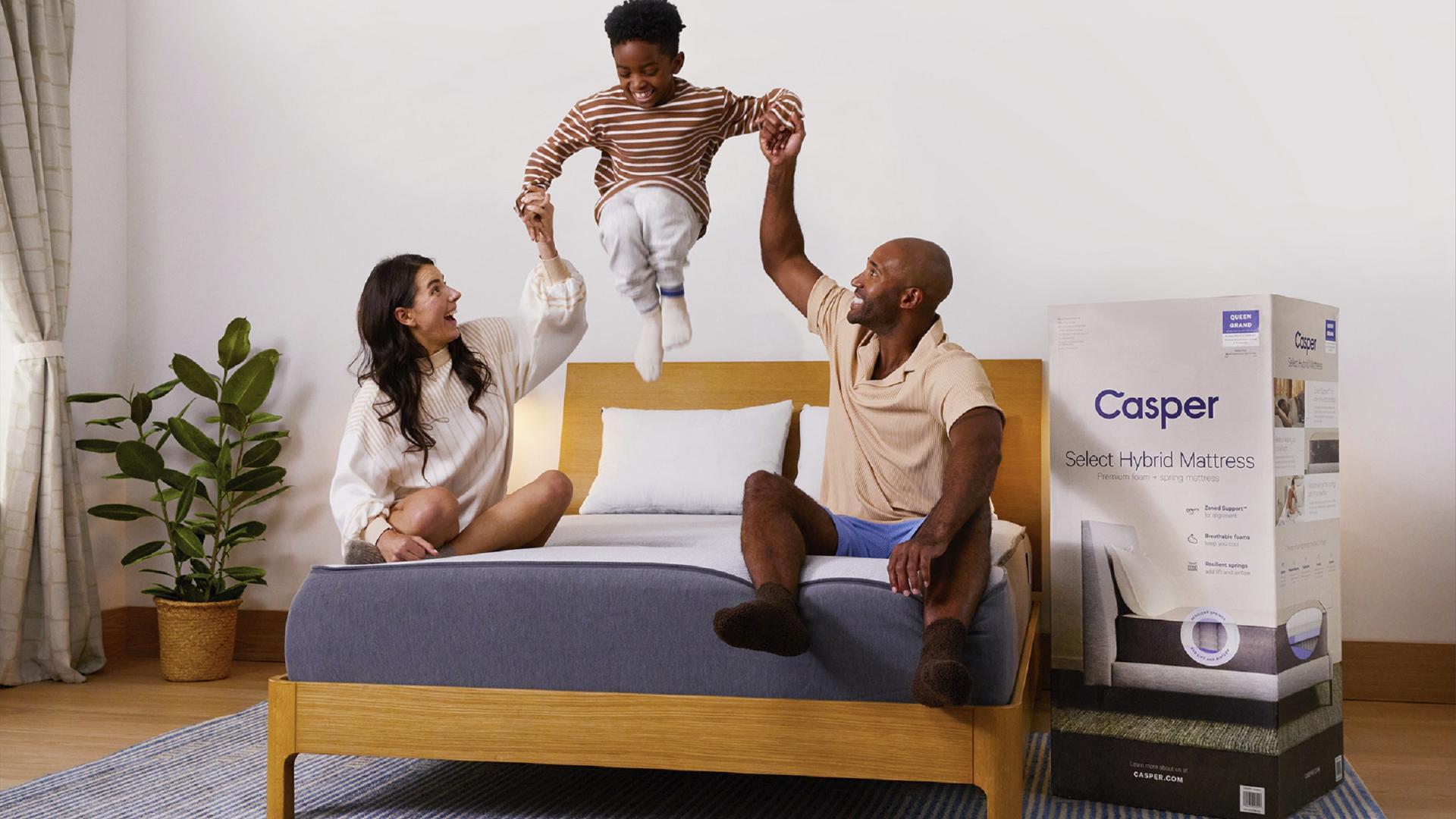 Familia saltando en la cama