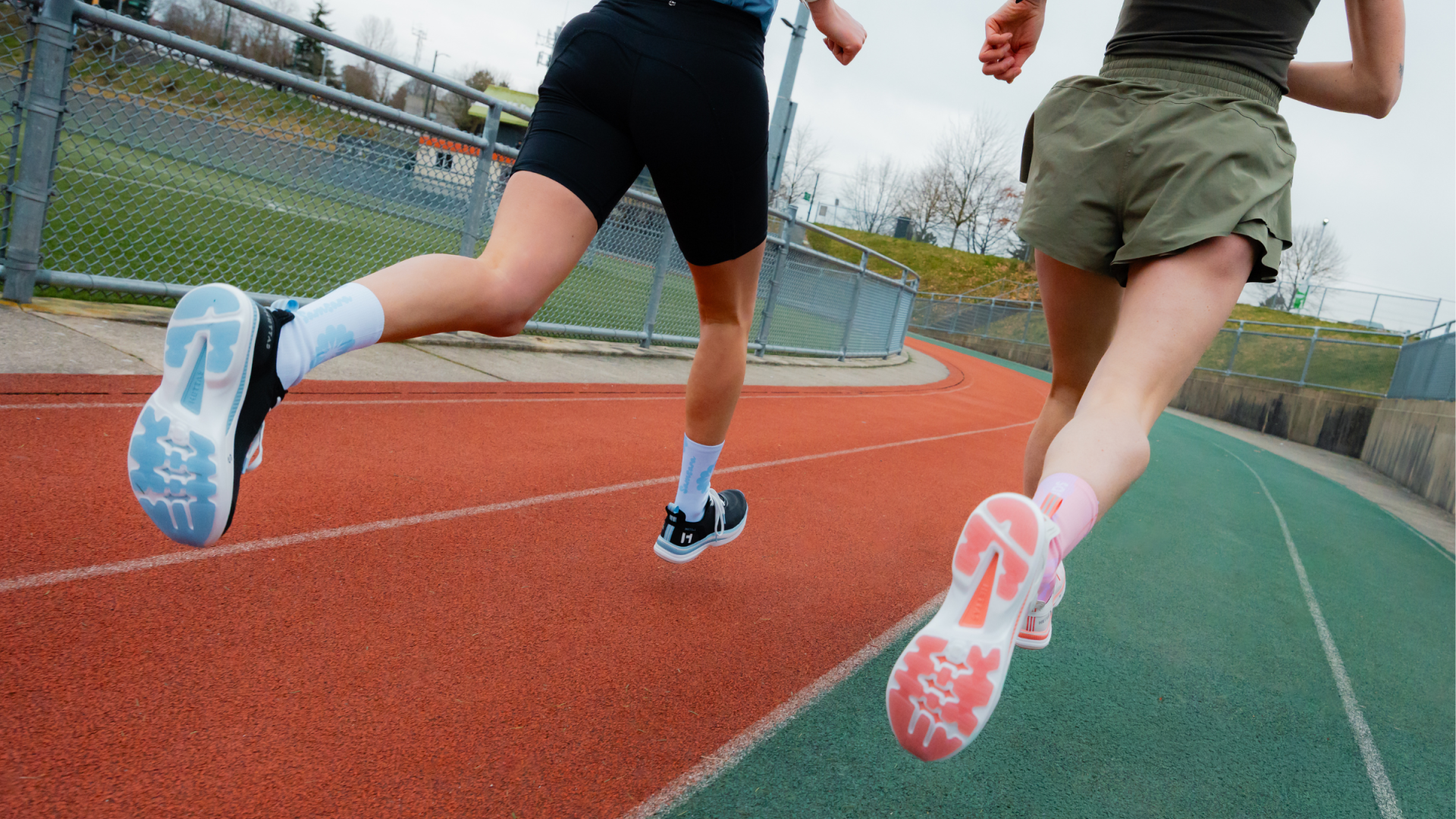  Dos personas corriendo