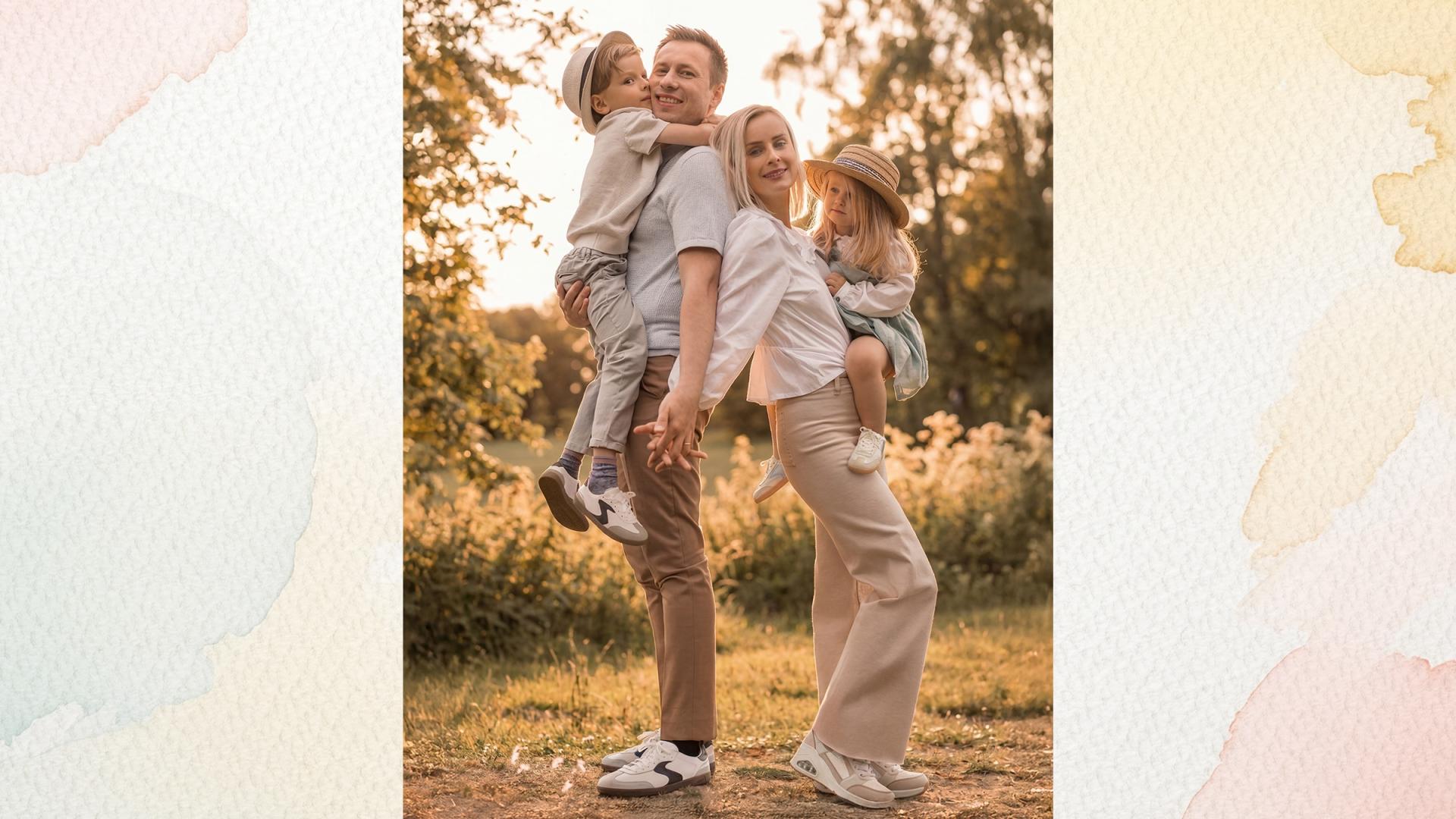 Familia tomada de la mano