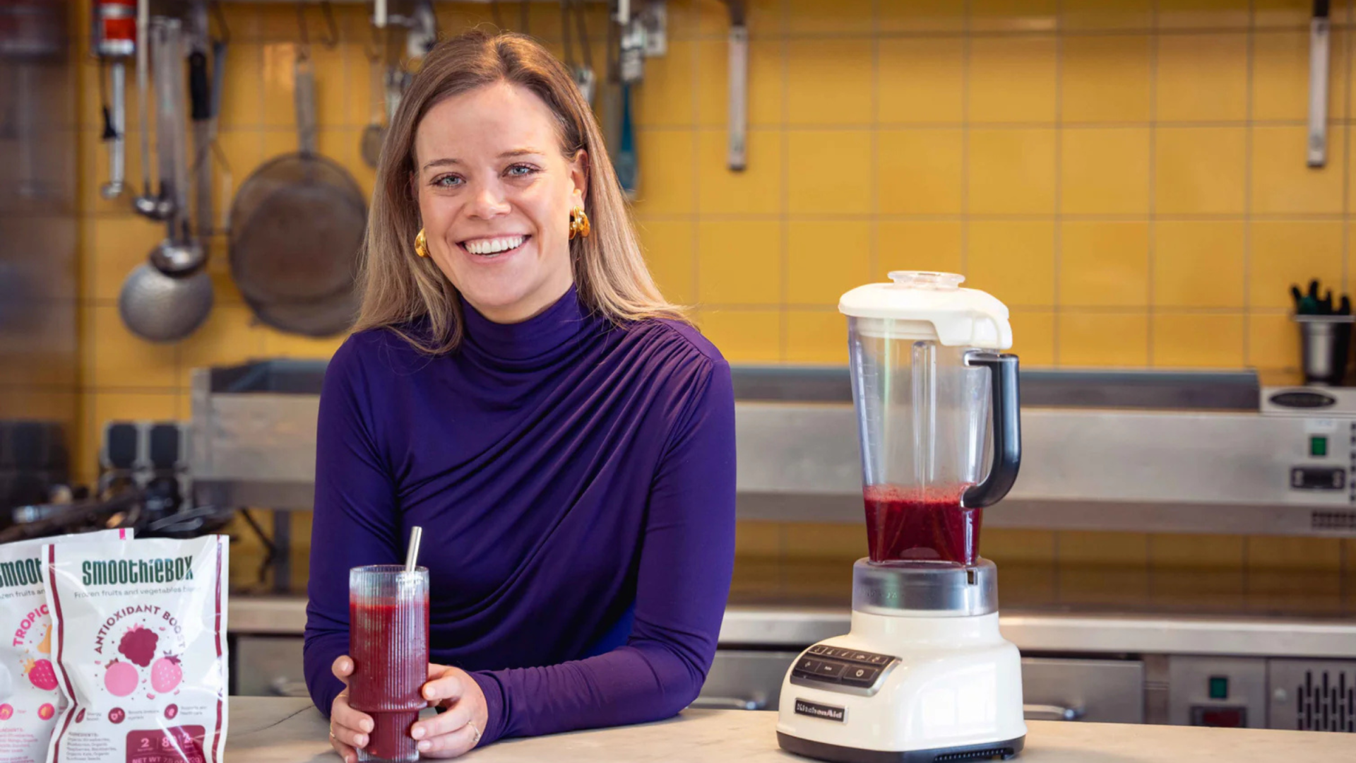 Mujer sonriendo en el mostrador de la cocina