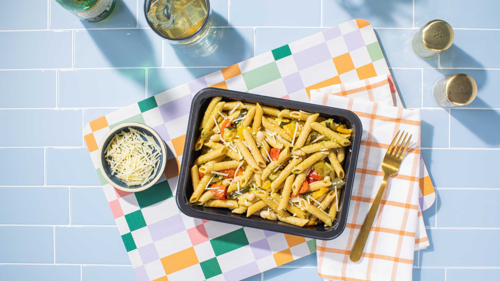 pasta con guarnición y tenedor