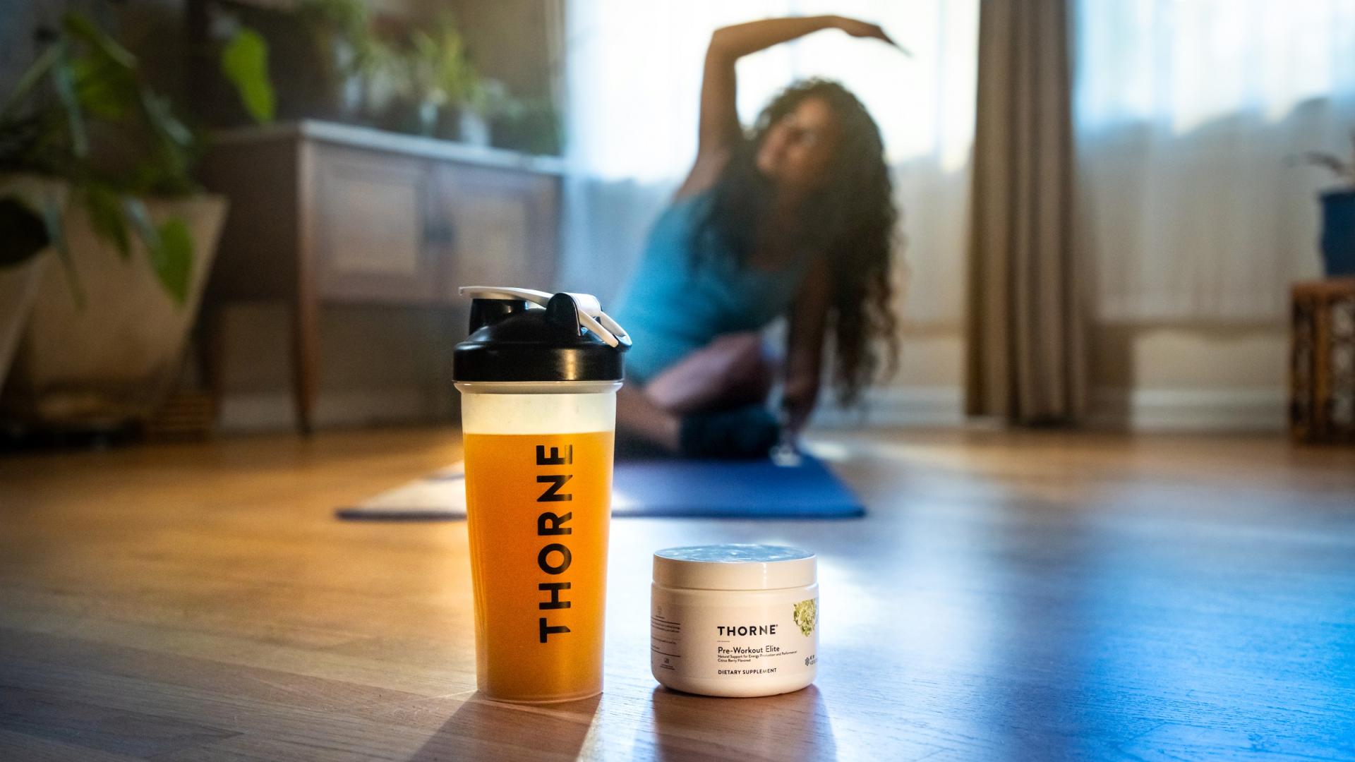 Mujer hacienda yoga