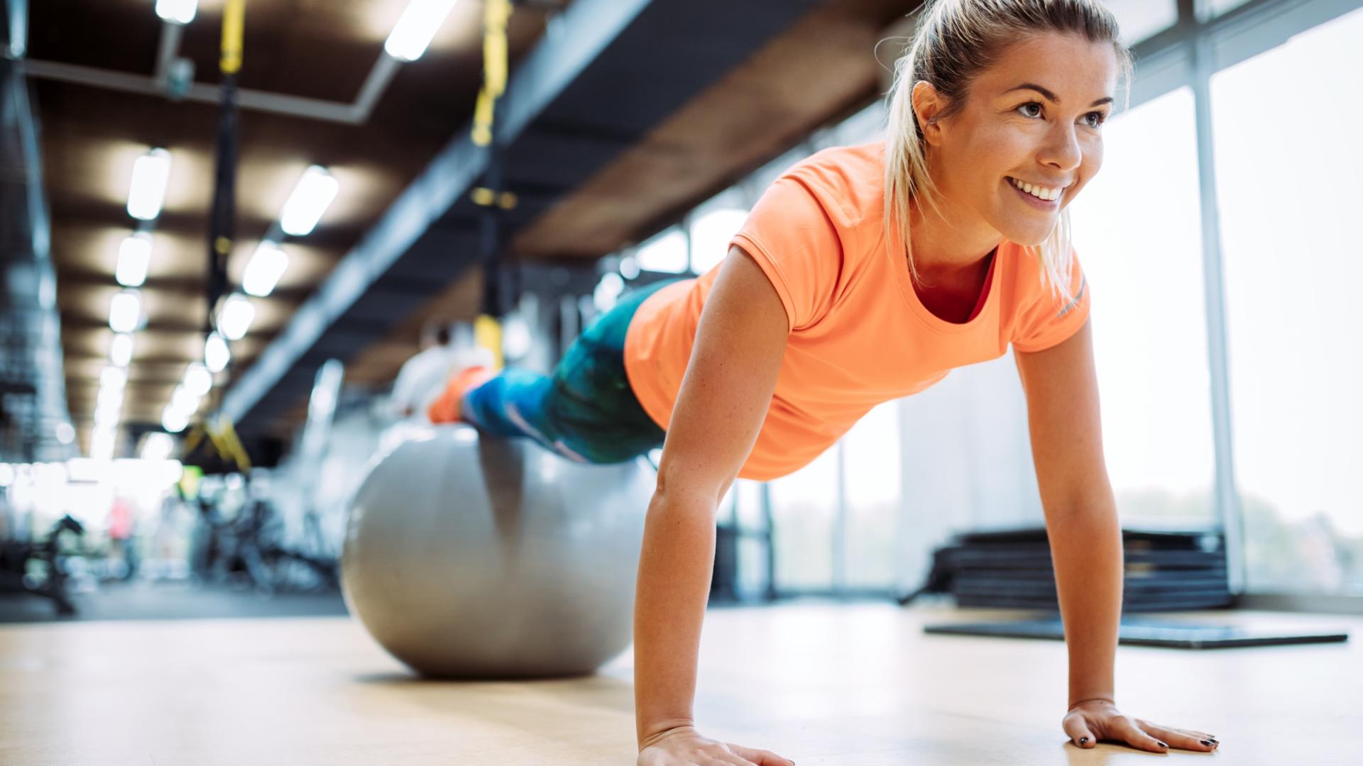 Mujer sobre una pelota de ejercicio