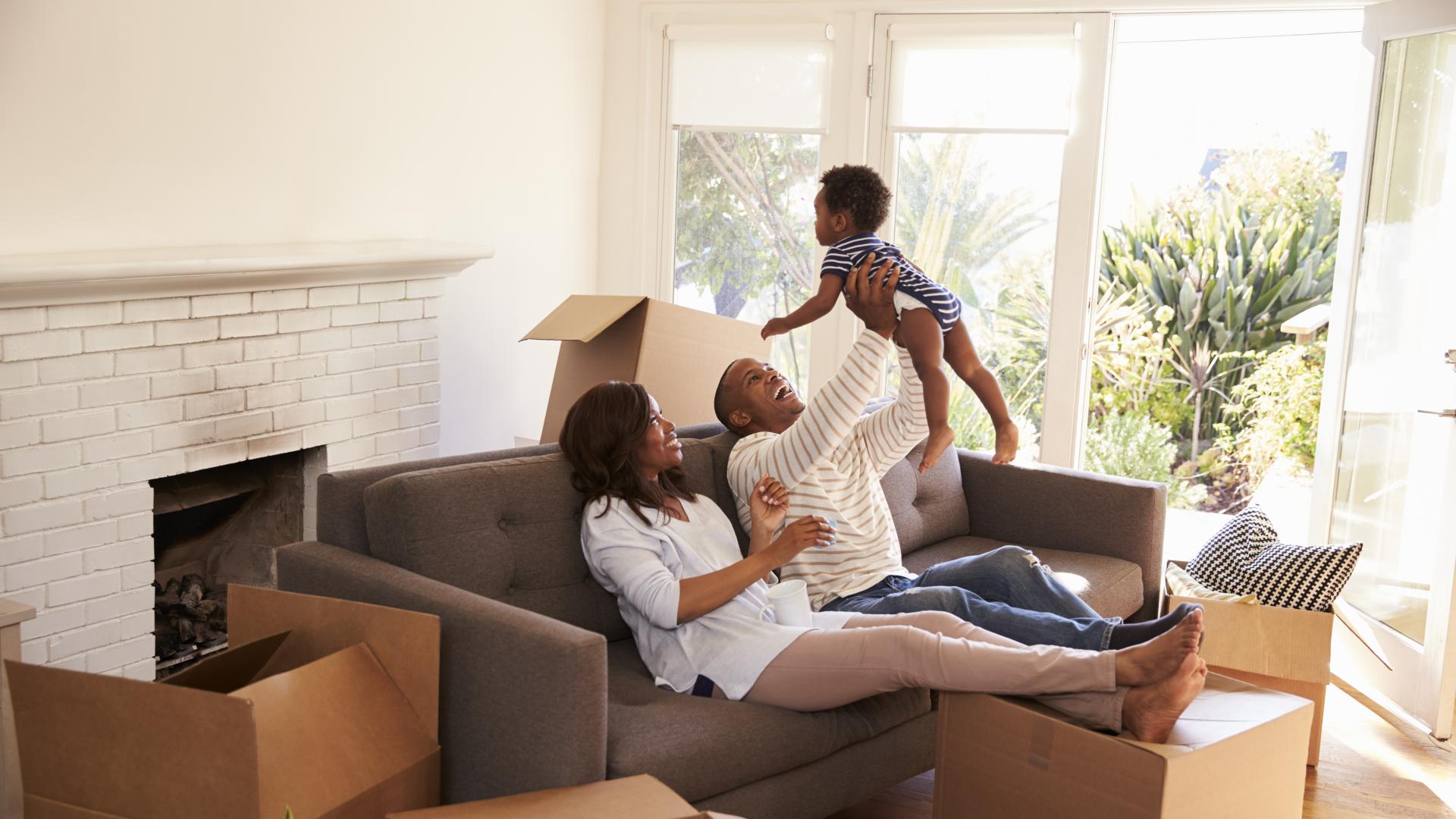 La familia se muda a una nueva casa