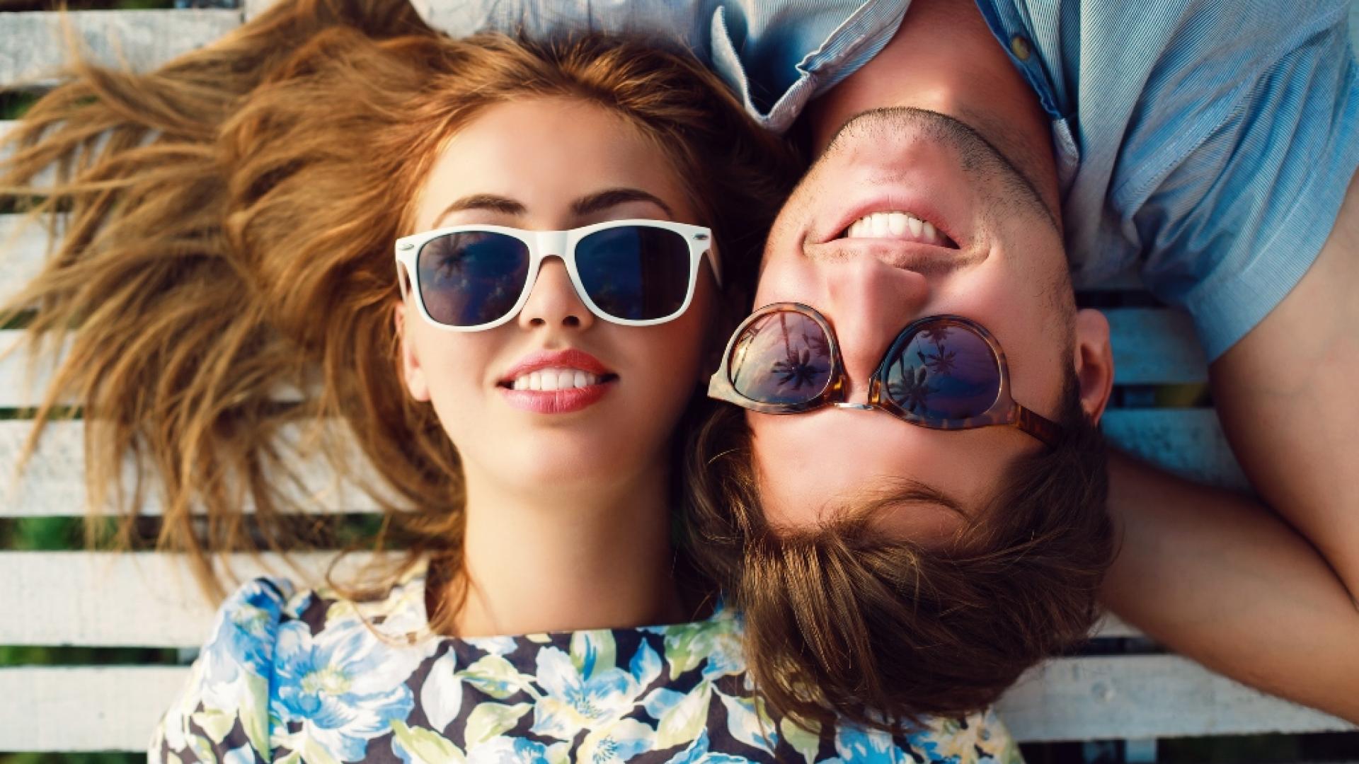 Hombre y mujer que se establecen con gafas de sol
