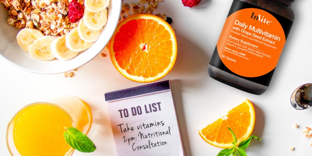 Imagen de vitaminas y fruta fresca.