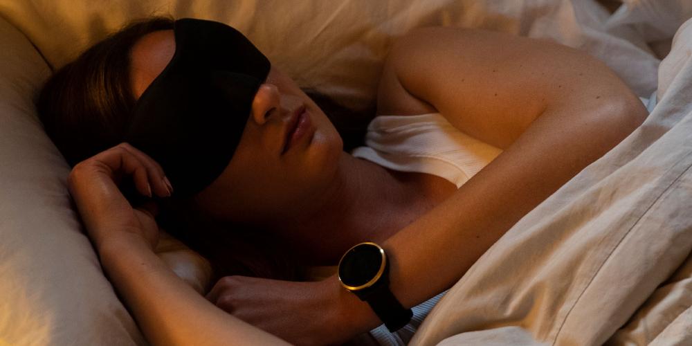 Mujer durmiendo mientras usa reloj inteligente