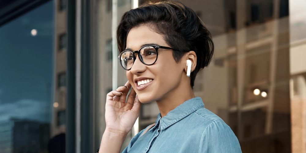mujer escuchando auriculares