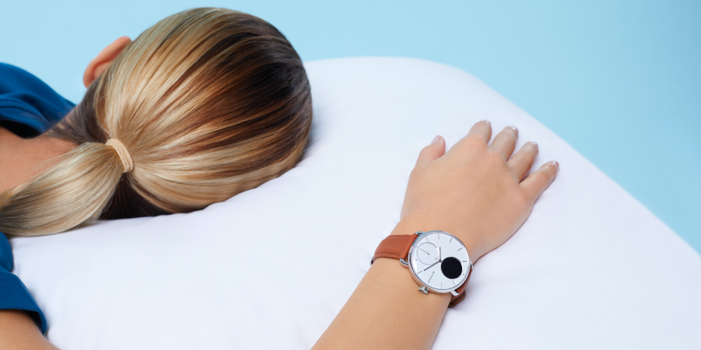 Mujer durmiendo mientras usa smartwatch