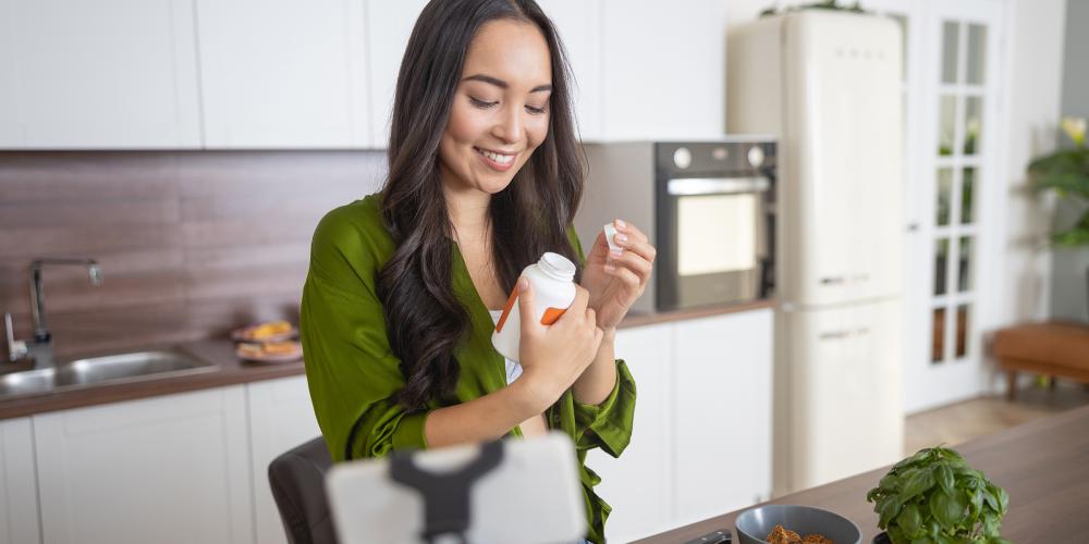 mujer, en, cocina, mirar, vitaminas