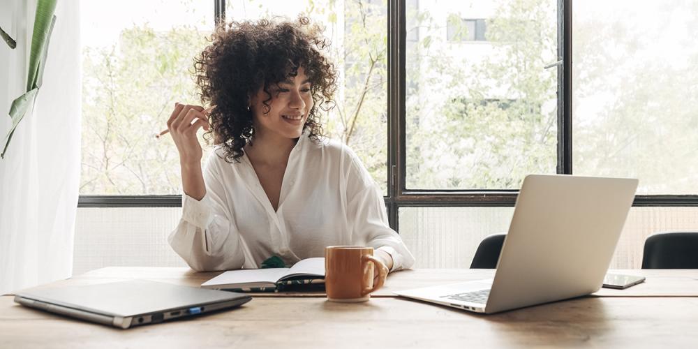 Mujer mirando una computadora