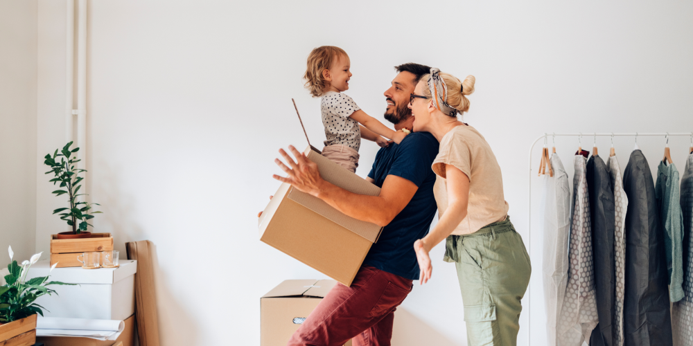 Familia feliz con cajas de mudanza