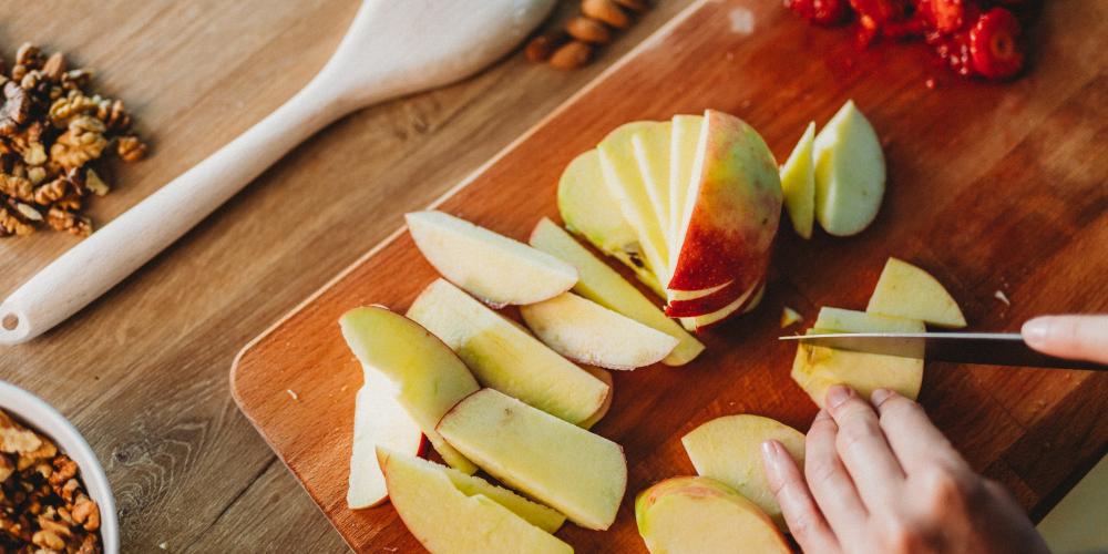 foto de una persona cortando manzanas
