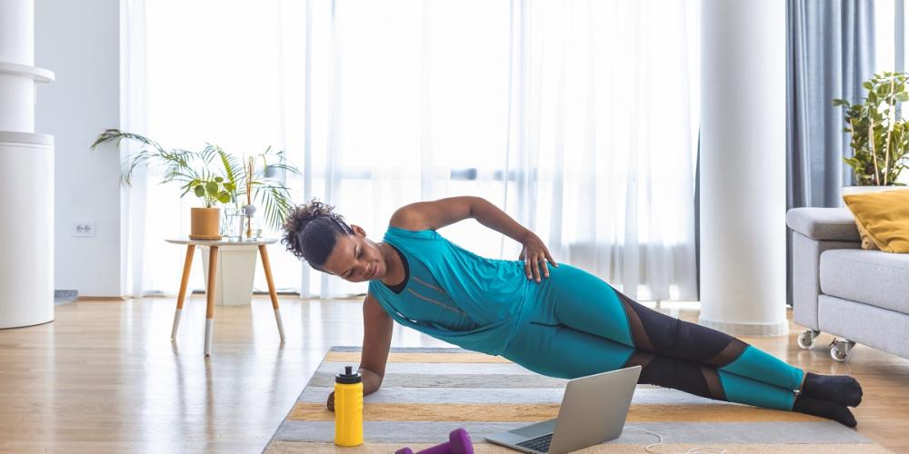 mujer haciendo clase de ejercicios virtual 