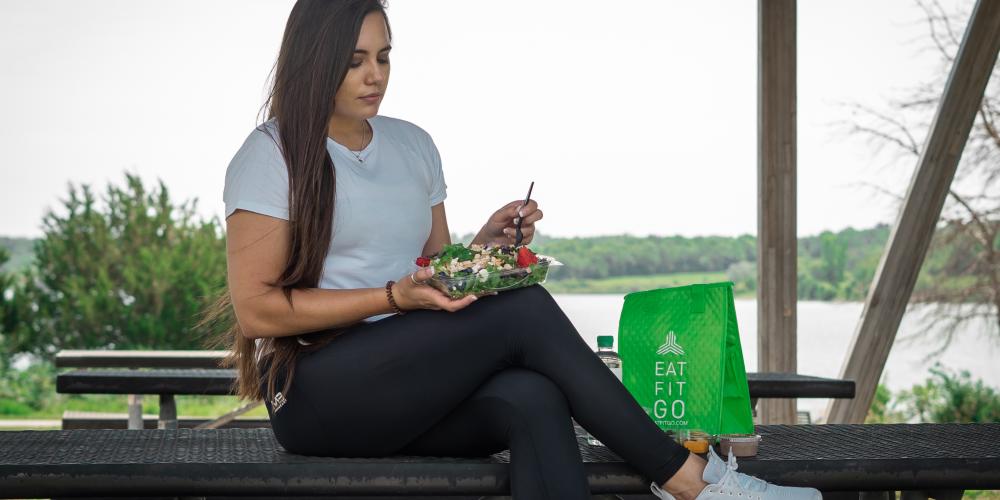 mujer comiendo una ensalada