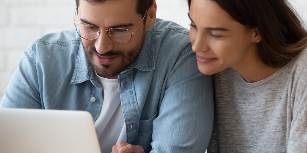 pareja mirando una laptop