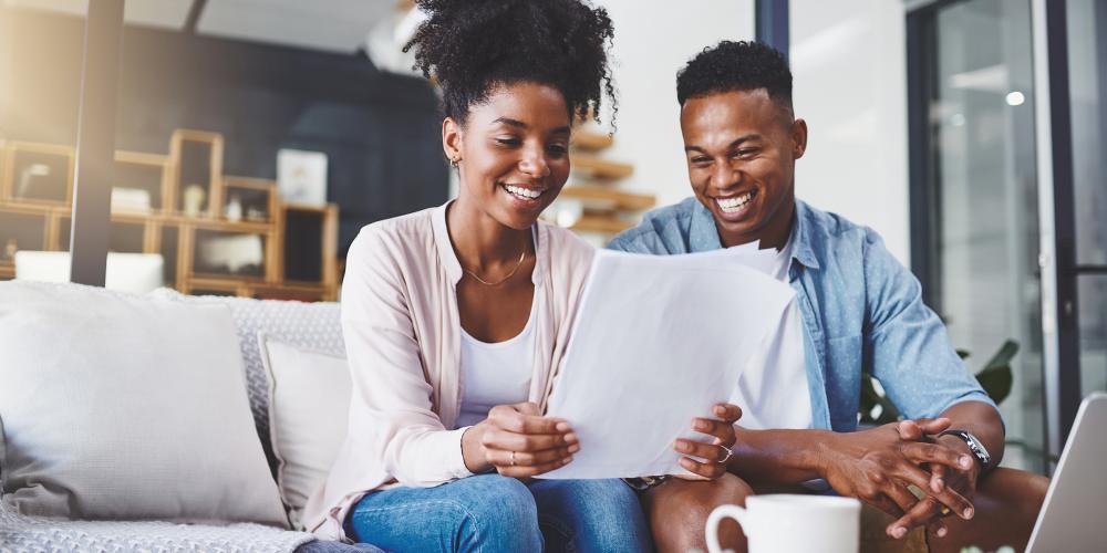 Personas mirando documentos