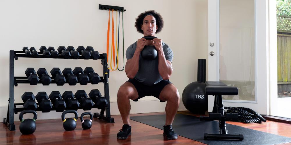 hombre levantando pesas rusas