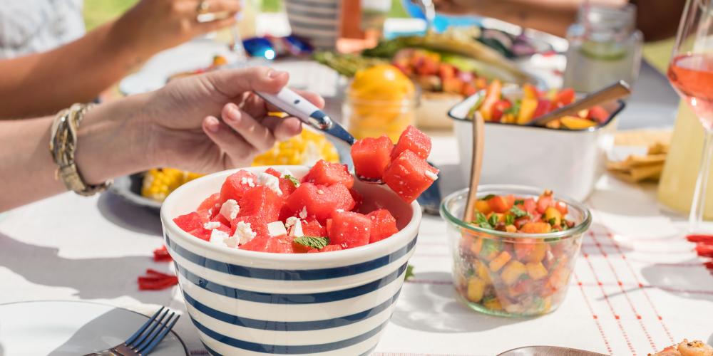 mesa de picnic con comida de verano servida