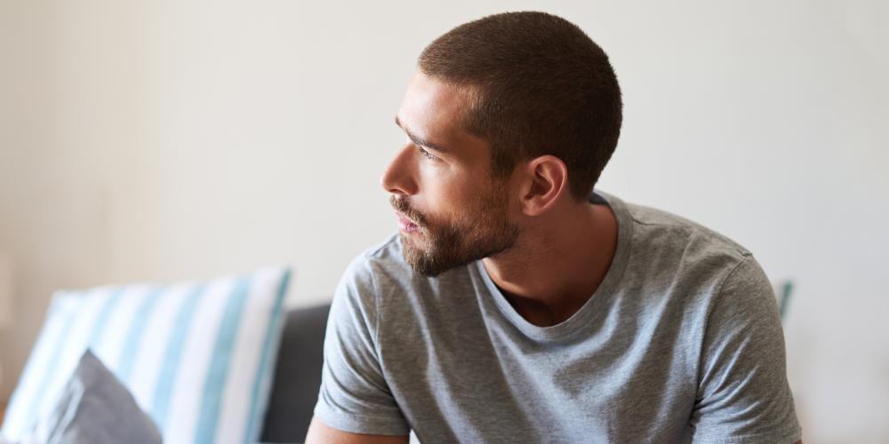 hombre contemplativo mirando a la izquierda