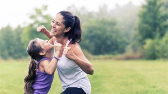 madre e hija haciendo ejercicios