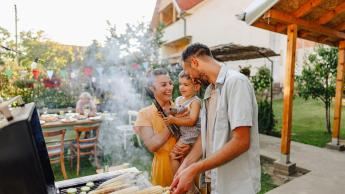 familia cocinando en la parilla